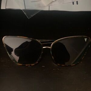 Elegant Tortoise Shell Cat-Eye Sunglasses